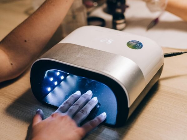 Acessório de manicure Uso do equipamento de luz UVLED para polimerização de esmalte em gel.