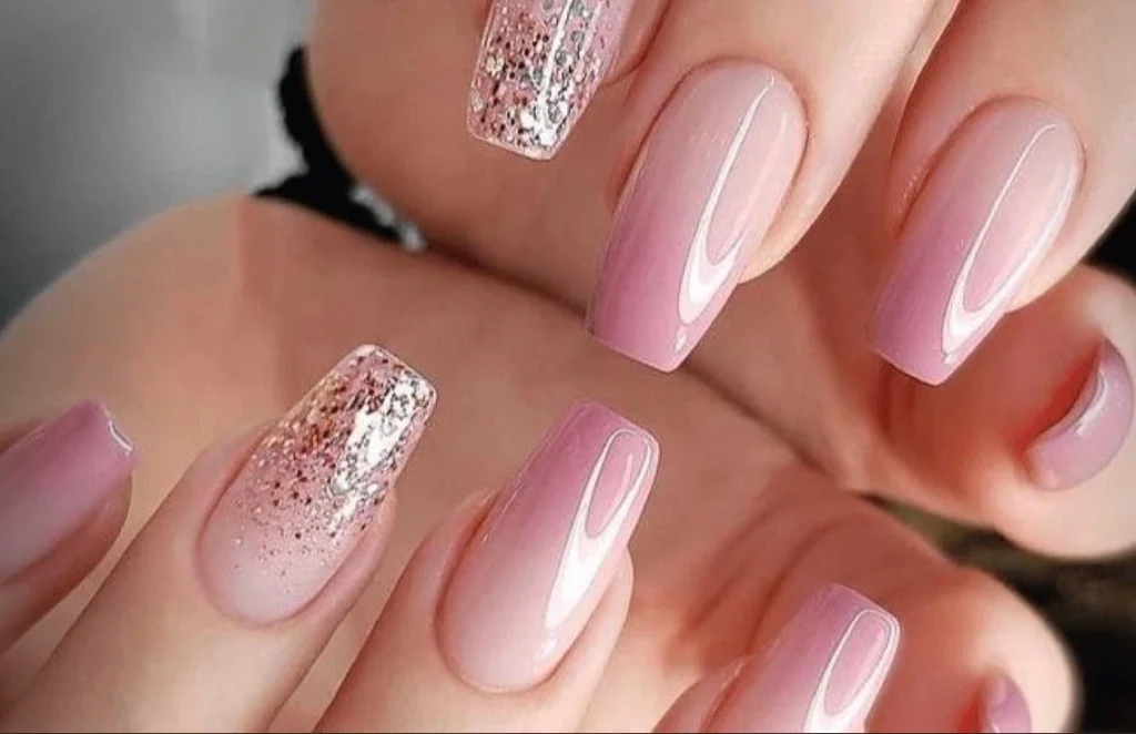 Alongamento de unhas técnica de porcelana (acrílico) com design ombré encapsulado e glitter