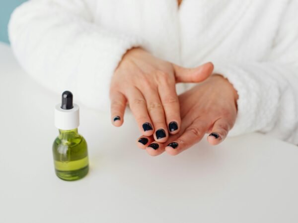Aplicação de óleo de jojoba em cutículas com massagem