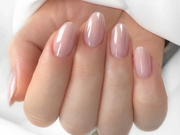 Exemplo de estilo clean girl aesthetic, unhas ovais curtas, acabamento natural e minimalista