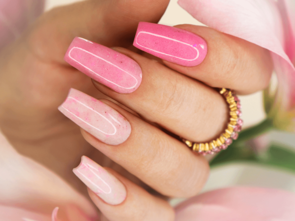 Unhas longas quadradas com design ombré degradê rosa claro a escuro, acabamento brilhante e anel dourado