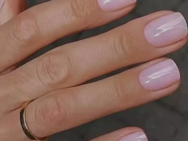 Unhas naturais curtas com a técnica soap nails e esmalte leitoso para acabamento clean e elegante