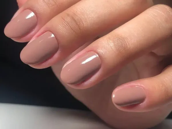 unhas esmalte bege perolado discreto