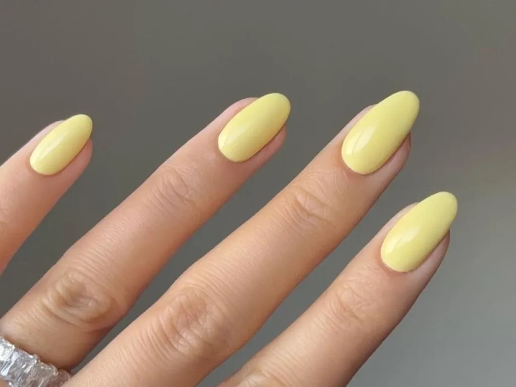 Esmalte Amarelo Manteiga Rejuvenesce Tendência 2026