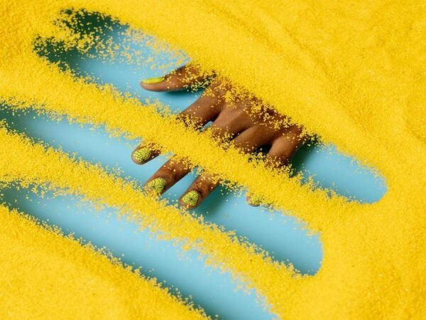 esmalte-amarelo-manteiga-rejuvenesce-tendencia-